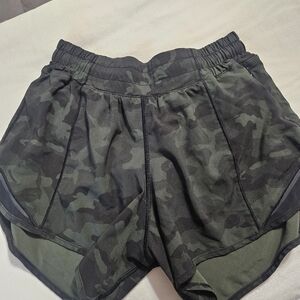 Lululemon Hotty Hot Camo Shorts Sz 4
